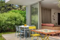 Stylish 2BR w Pool Near Candolim and Coco Beach Hotels in Reis Magos