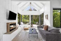 Luxury Villa - simple stones throw from the lake