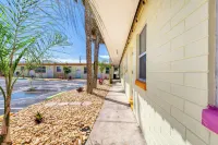 Pineapple Shores Retro Inn