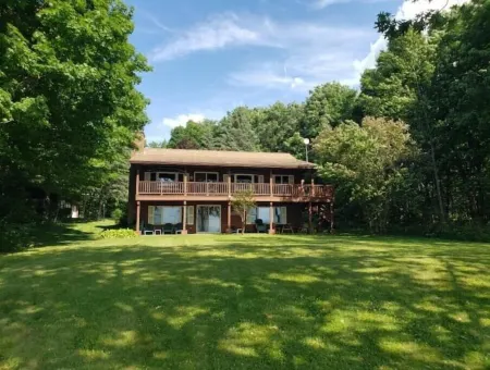 Peaceful log home on lake Champlain with mooring