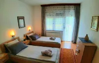 Vacation home with heated pool and beautiful views of the sea. Hotel a Buje