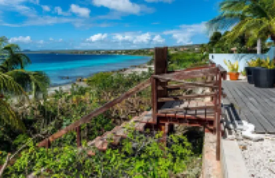 Luxury oceanfront villa, full AC private pool, direct ocean access, great diving