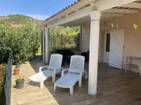 Ground-floor villa, 70 m2, 1 min from the beach, sea view, close to shops