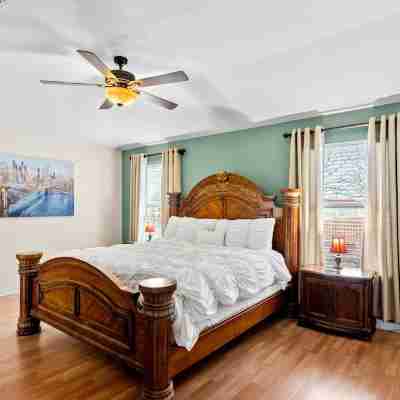 HOT TUB Garden Spa Near Sea World, Six Flags, Lackland, and Downtown Rooms