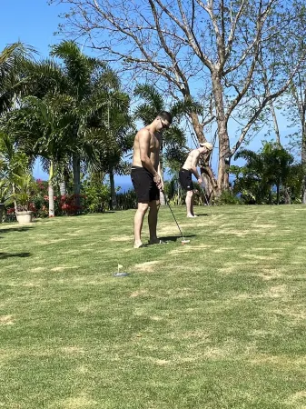 Hilltop Studio with ocean views, free daily breakfast and airport pickup.