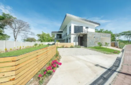 AG36 4-bdrm house w/ pool, central AC, & WiFi in the heart El Sunzal, Surfcity. 酒店