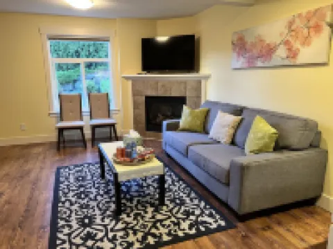 Cozy and bright 2-bedroom home with comfort stay 阿博茨福德酒店