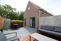 Zeeuws Huisje is centrally located within cycling distance of the beach Hotels in Serooskerke