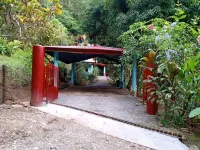 Family Friendly Waterfall Home with pool & Wi-Fi / 7p