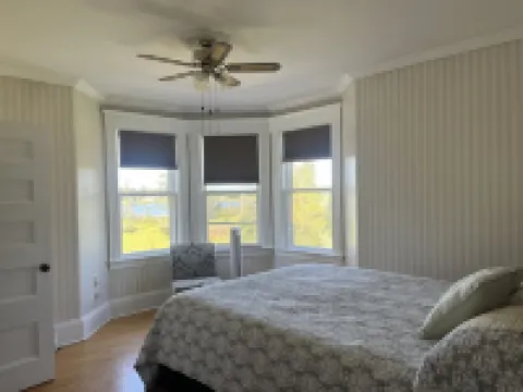 Waterfront 6 bedroom (8 beds) , 51/2 bath house in Summerside, Pei.