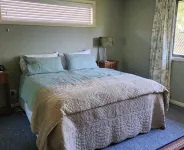 Waterfront & spacious.  Room for cars & boat trailer. 6KM from Havelock Marina 해블록 호텔