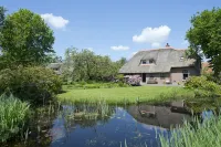 Giethoorn Lodge, luxury thatched cottage. Electric sloop for rent