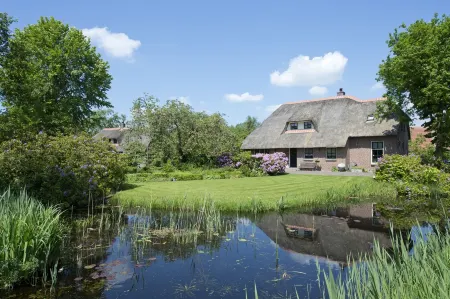 Giethoorn Lodge, luxury thatched cottage. Electric sloop for rent Отели рядом с достопримечательностью «Гитхорн»