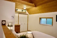 Bright & Beautifully Refreshed Cottage - 2 min from Ocean! 앰피트라이트 포인트 라이트하우스 주변 호텔
