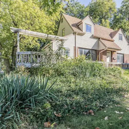 Stylish 4 Bedroom Home minutes from Downtown Champaign & Campus
