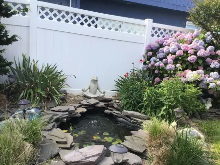 The Salty Air Retreat! Hear the Surf! Oceanview. Walkable.. Steps to the Beach.