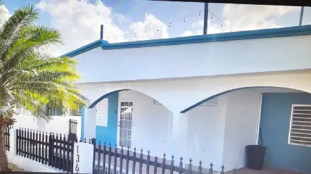 Renovated 3 bedroom 2 bathroom just 2 blocks to beautiful  beaches !