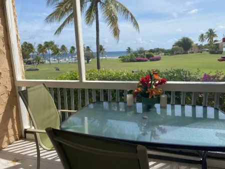 Sea Breeze at Gentle Winds- a perfect spot for your beach vacation! Отели рядом с достопримечательностью «Salt River Bay»