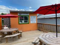 River front 4 season cottage with 2.5 acre serenity with mature trees around 尼皮辛住宿飯店