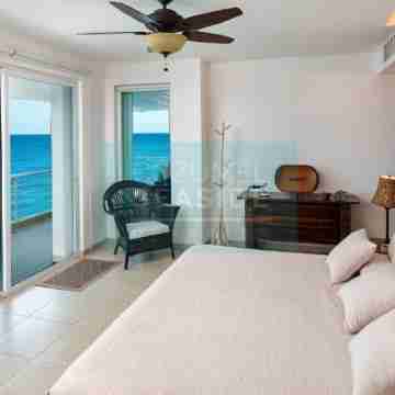 Gorgeous Condo, Amazing Oceanfront views , Great Snorkeling out-front! Rooms