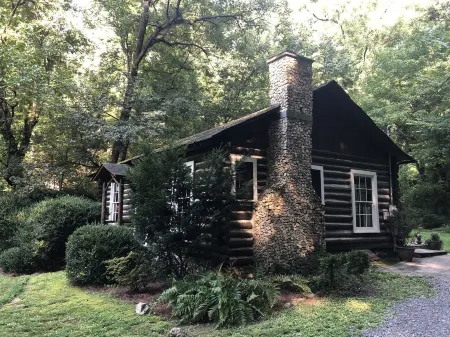 Dog Trot Cabin: Secluded Retreat within city limits at Fletcher Park