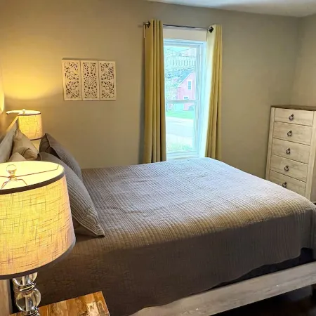 Modern 1 Bedroom, 10 minute walk to Downtown