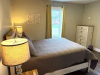 Modern 1 Bedroom, 10 minute walk to Downtown