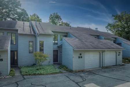 Charming Condo for Sun or SnowNear Lake Michigan & Ski Resorts3 King, 1 Queen