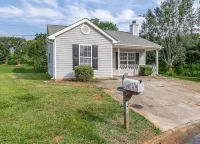 Cozy 1 Story Home - Near Hospitals and Mall - No Stairs - Long Term Allowed Hotels near Walmart Supercenter
