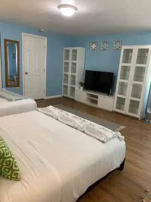 * New! Well Appointed 2 Queen Beds Cottage + Yard