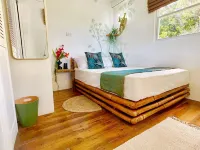 Little Diamond Jungle Home, Panoramic Ocean Views, 2 Verandas &Tropical Garden فنادق في باثشيبا