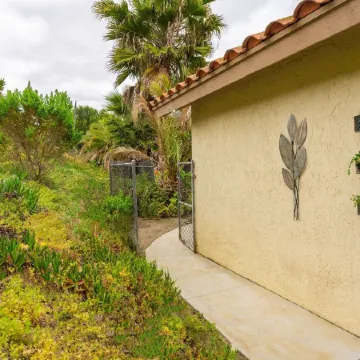 Luxury Coastal Retreat-PrivatePool, Spa & Yard-Dog-Friendly-5 Min to Beach