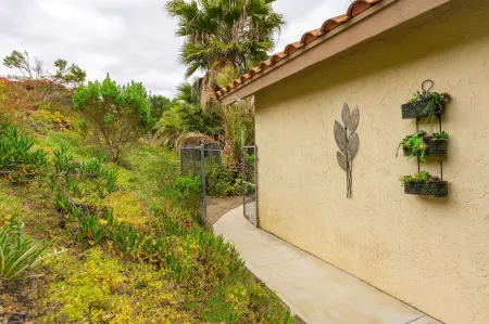 Luxury Coastal Retreat-PrivatePool, Spa & Yard-Dog-Friendly-5 Min to Beach