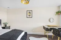 Peaceful, Homely, Pet Friendly with Private Parking - Holiday Apartment 13B