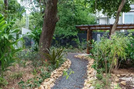 Ginger Gardens Casita – Luxurious Oasis in Pelada, walk to beach, Nosara