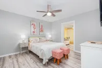 Heated Pool, Fishing, Golfing, Kayaks, Corn Hole,Table Tennis,Minutes to Beaches