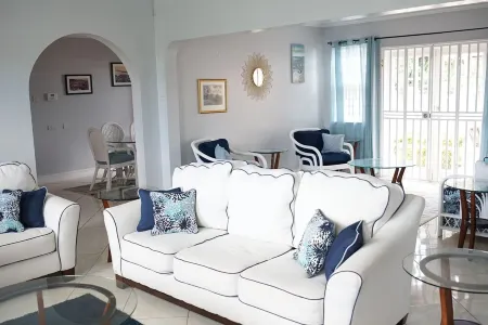 Serene and Scenic Caribbean House w/Pool - 2 min walk to Beach! Отели рядом с достопримечательностью «Редут Бич»