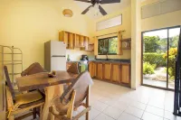 Las Palmas Oasis: One Bedroom w/ Loft, NEW Kitchen!