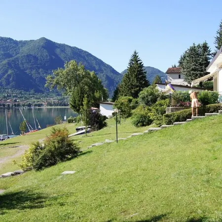 Directly on the lake with terrace