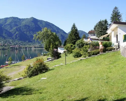 Directly on the lake with terrace Hotels in Idro