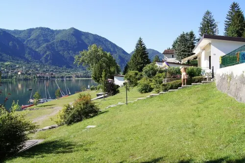 Directly on the lake with terrace