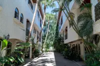 Spacious Condo with pool, 7min walk to the beach & town, Center of Tamarindo, CR