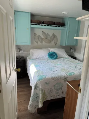 Tide’s Edge Escape is a cozy 2-bed cottage with sea views at St. Martin’s caves