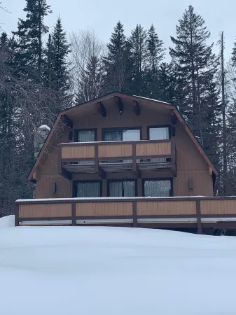 Charming Family Ski Chalet Less Than 5 minutes Drive to Okemo/Jackson Gore