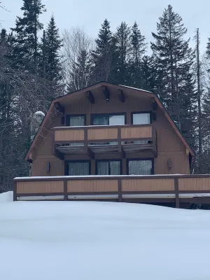 Charming Family Ski Chalet Less Than 5 minutes Drive to Okemo/Jackson Gore