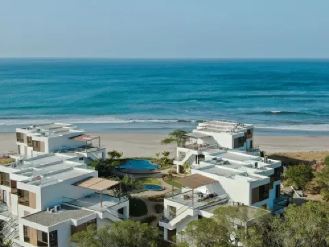 VILLA CORONADO: Brand new, exquisitely decorated two story beach front condo. のホテル