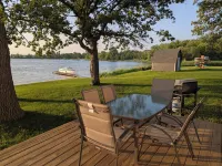 Cozy 3-bedroom cabin just steps from the lake!