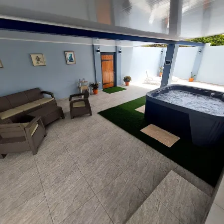 Romantic House with Spacious Hot Tub Spa, Family/Pet friendly and Free Parking