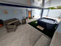 Romantic House with Spacious Hot Tub Spa, Family/Pet friendly and Free Parking