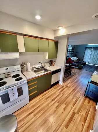 Newly Renovated Townhouse: Walk to resort and Town. Отели рядом с достопримечательностью «Watson's Chocolates»